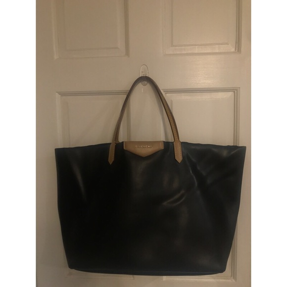 Givenchy Handbags - Large Givenchy Antigona Tote Givenchy Handbags - Large Givenchy Antigona Tote